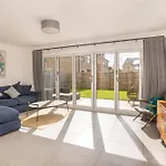 Mount Vale 4 Bedroom Luxury Home & Free Parking